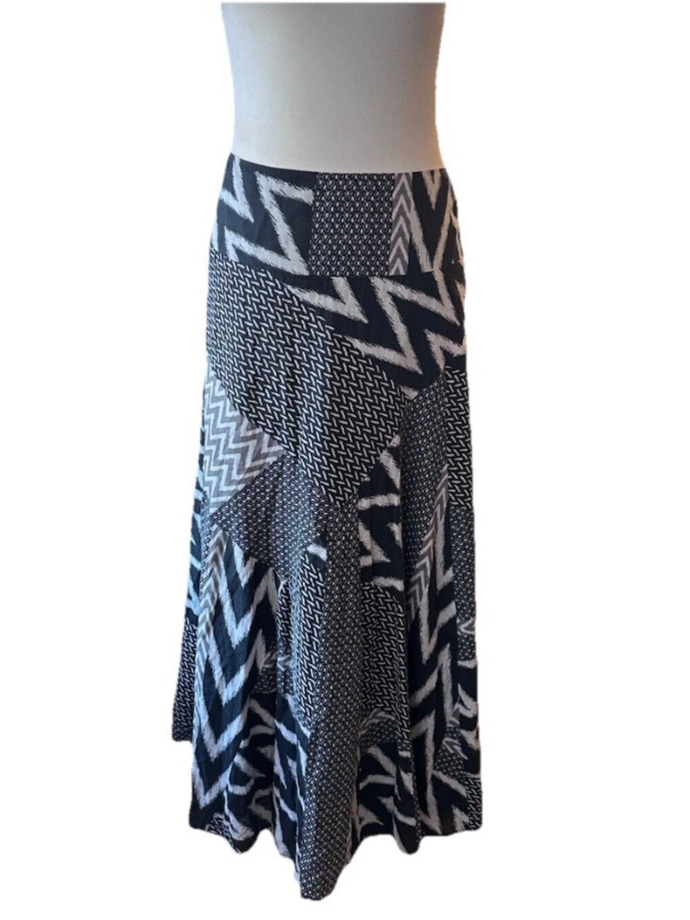 Isda & Co A Line Flowy Geometric Black & White Size 6 Lined  Skirt